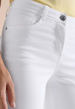 3/4 Slim Leg jeans in Slim Fit