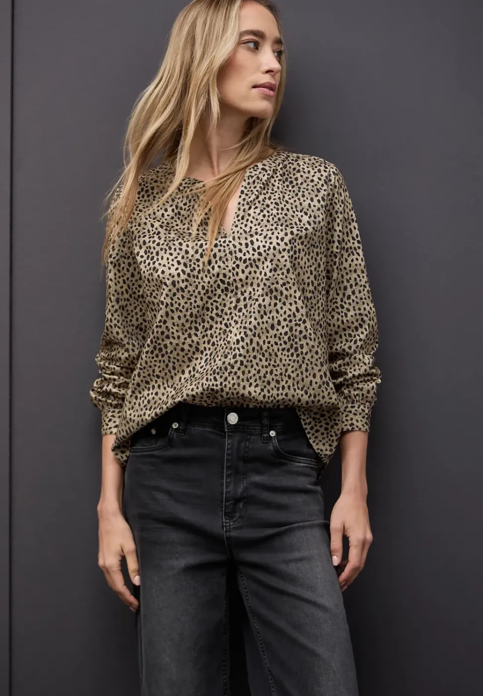 Corduroy blouse in leo look