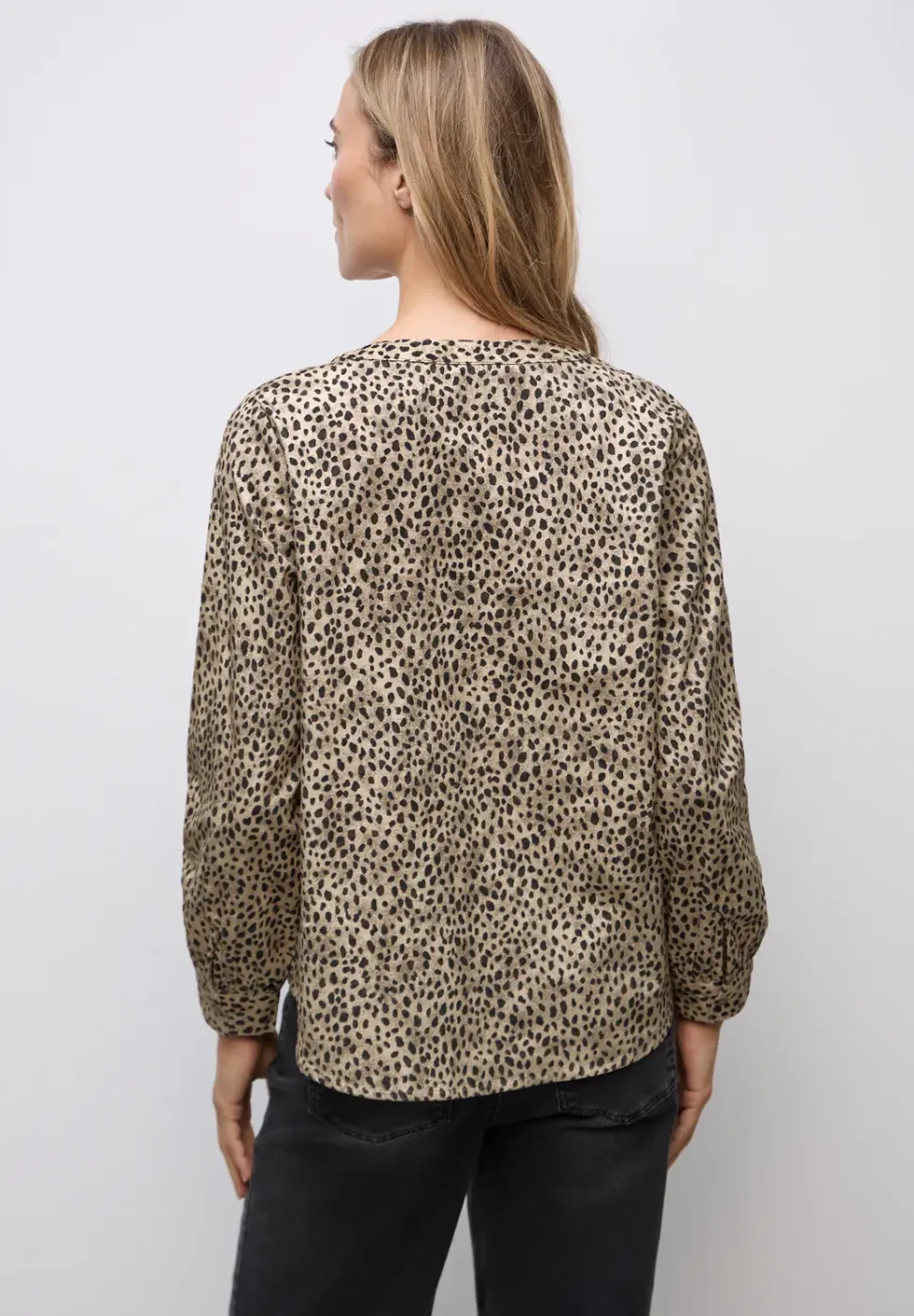 Corduroy blouse in leo look