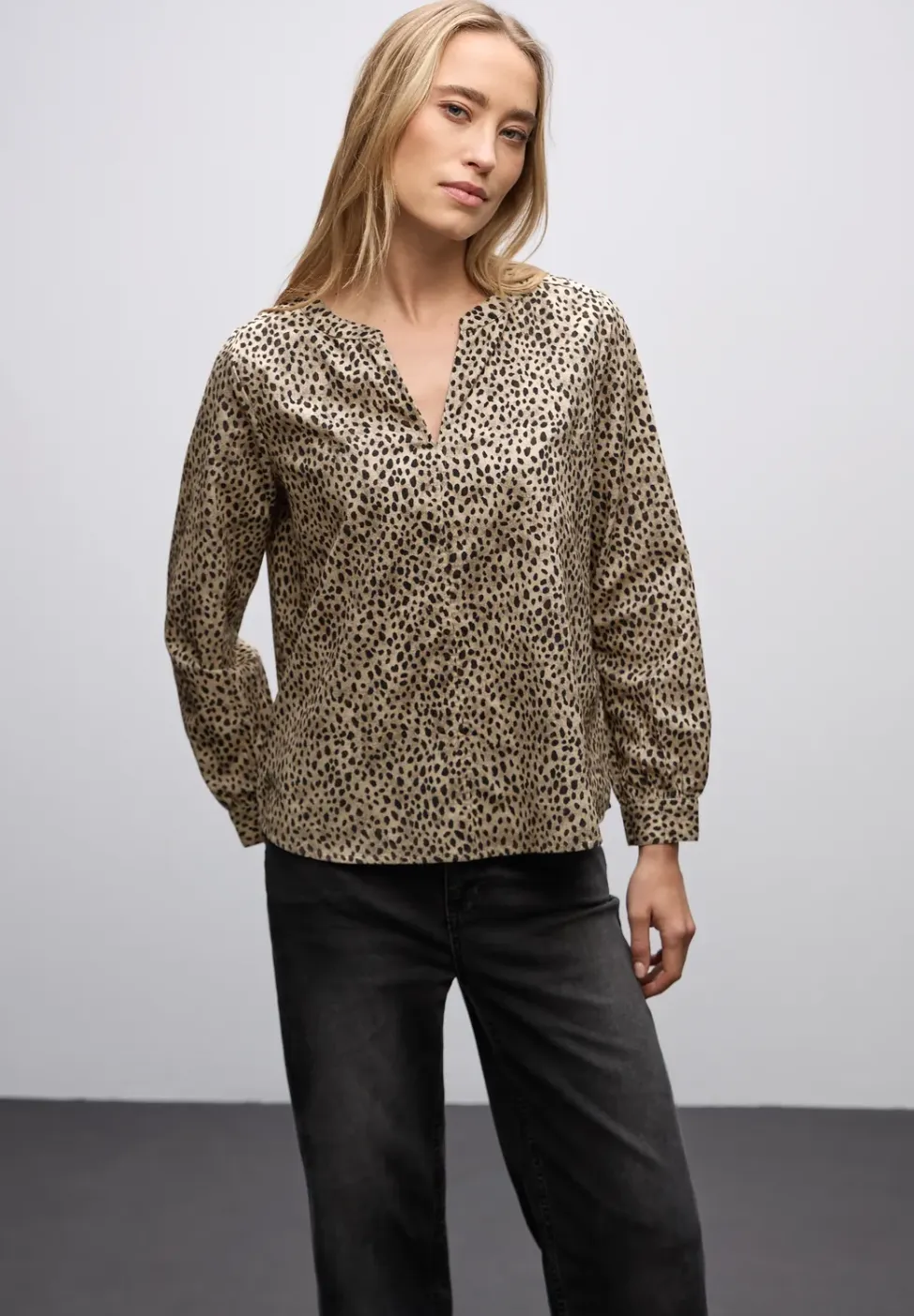 Corduroy blouse in leo look