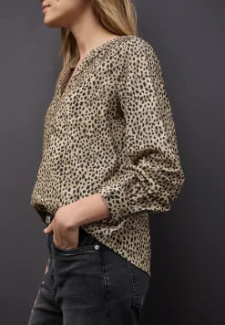 Corduroy blouse in leo look