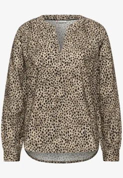 Corduroy blouse in leo look