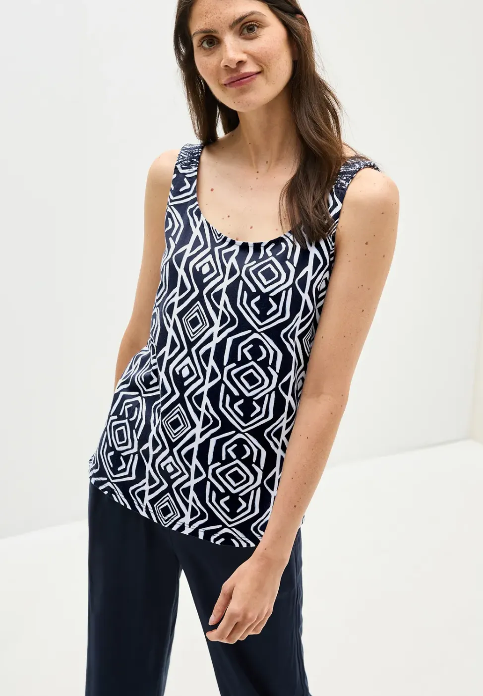 Top met gesmokte details